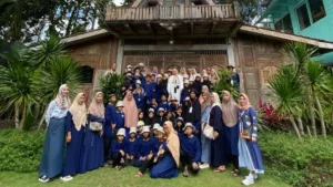 Ustadz dan Santri TPA Sahabat Berebut Ceria di Luar Kelas