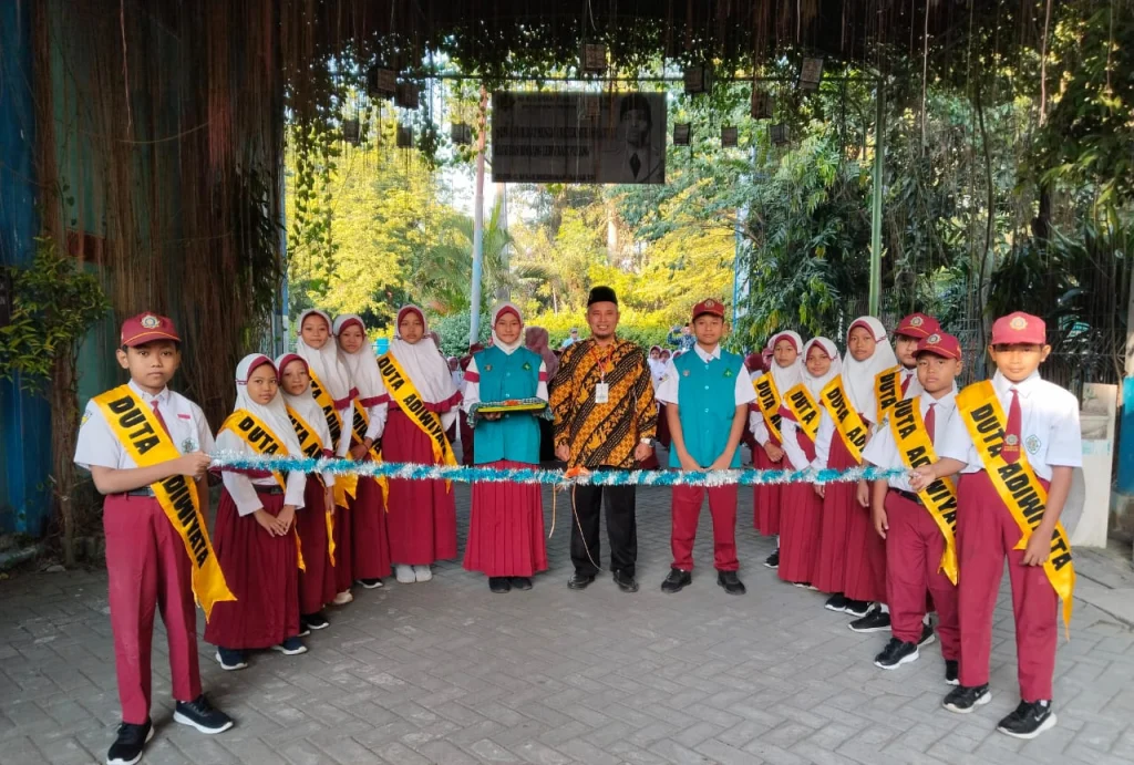 SD Muwri Gunting Pita di MPLS Tanda Kedatangan Keluarga Baru