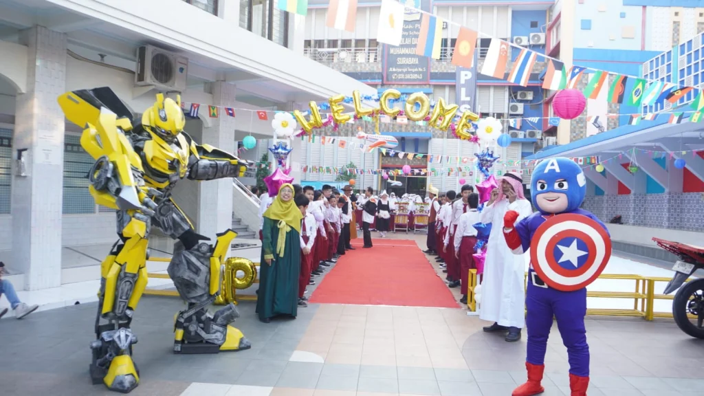 Kreatif! SDM 18 Surabaya Sambut Siswa Baru dengan Kostum Khas Berbagai Negara