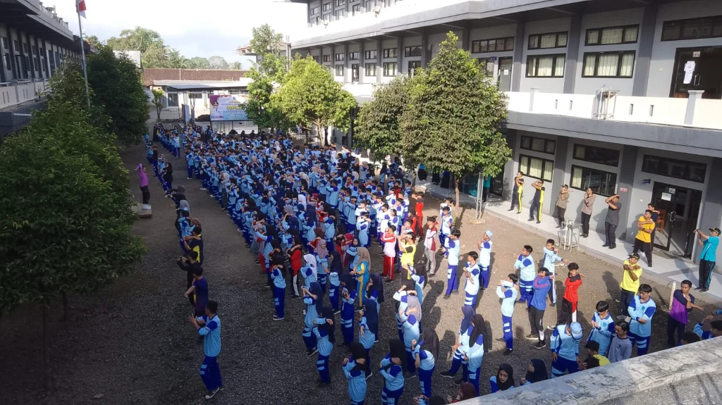 Dipandu Instruktur, Seluruh Warga SMA Muha Senam Bersama