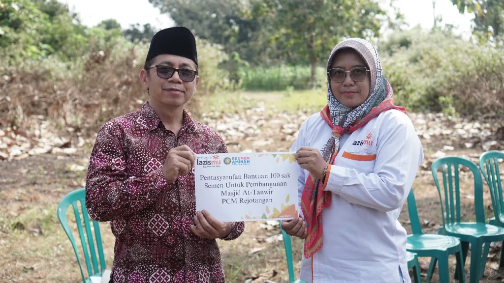 Lazismu RSU Aminah Blitar Serahkan 251 Sak Semen Guna Pembangunan Masjid At-Tanwir Rejotangan
