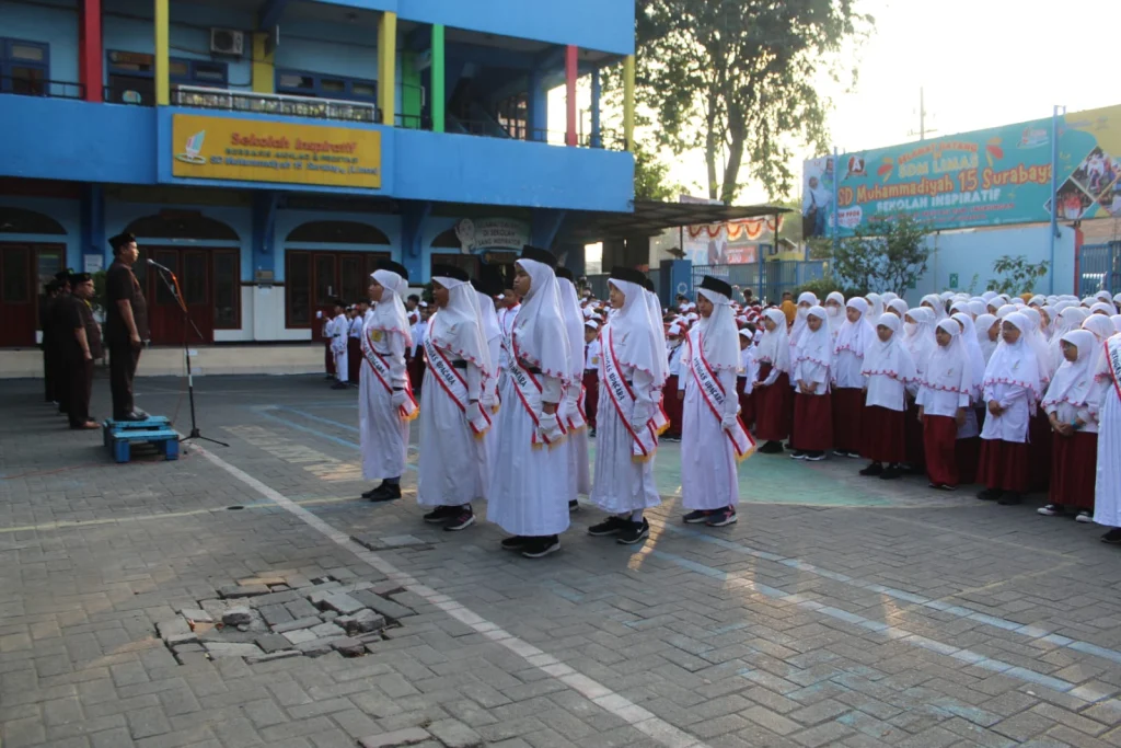 Begini Kesan Pertama Siswa Mengikuti Upacara Bendera di SDM Limas
