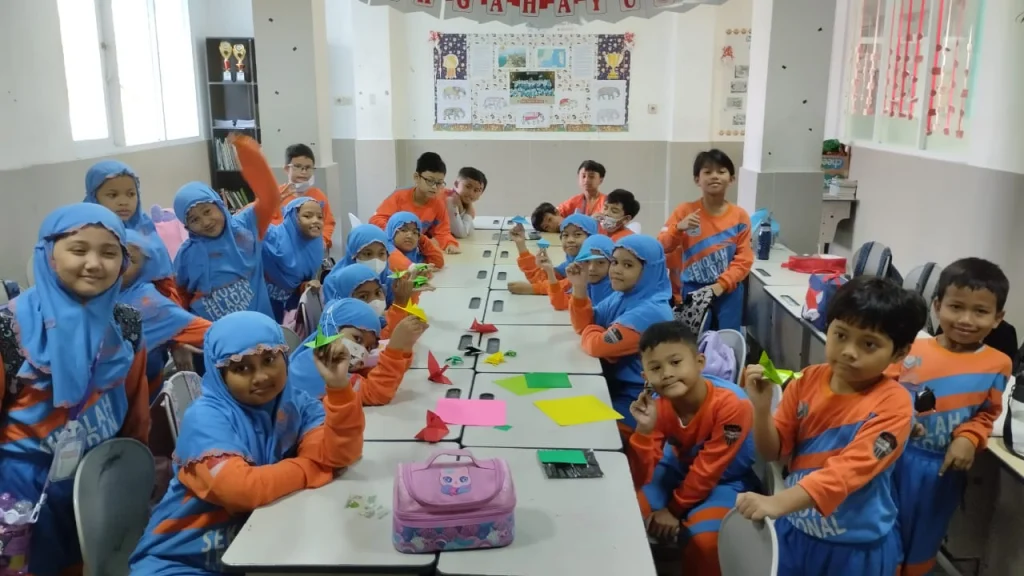 Menyenangkan! Awal Masuk Sekolah Siswa Asyik Berkreasi Origami
