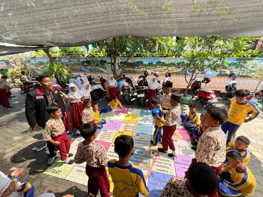 Perpustakaan Keliling ‘Terbang’ ke Jatimulyo, Menyalakan Semangat Baca