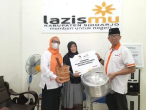 Lazismu Sidoarjo Salurkan Bantuan Peralatan dan Modal Usaha untuk Pelaku UMKM Ramuan Madura