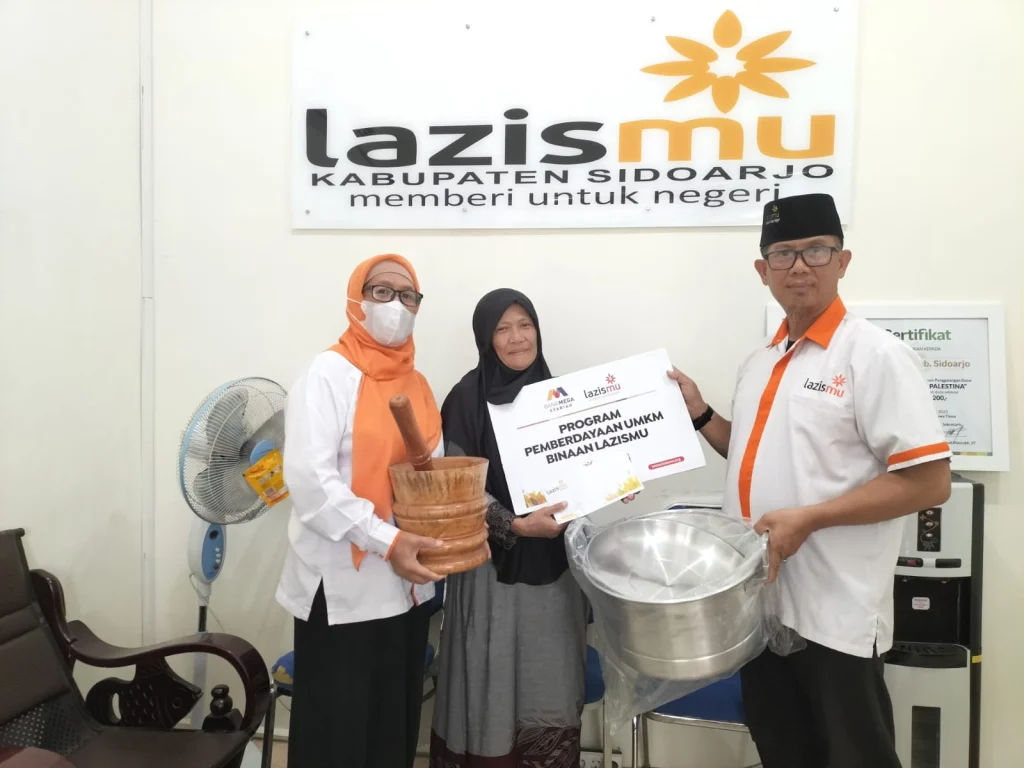 Lazismu Sidoarjo Salurkan Bantuan Peralatan dan Modal Usaha untuk Pelaku UMKM Ramuan Madura