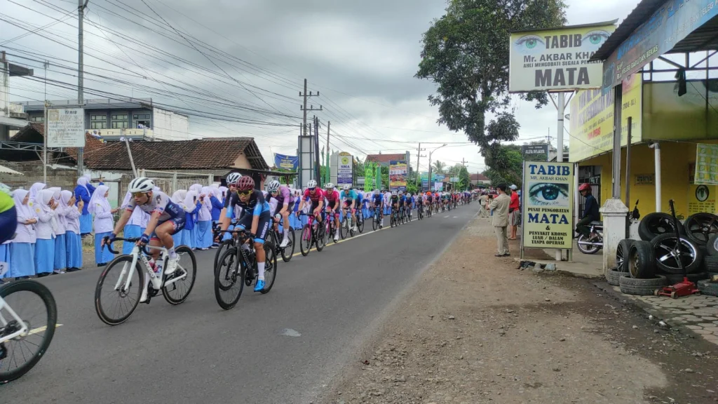 Keseruan Sambut Tour de Banyuwangi Ijen di Depan Sekolah