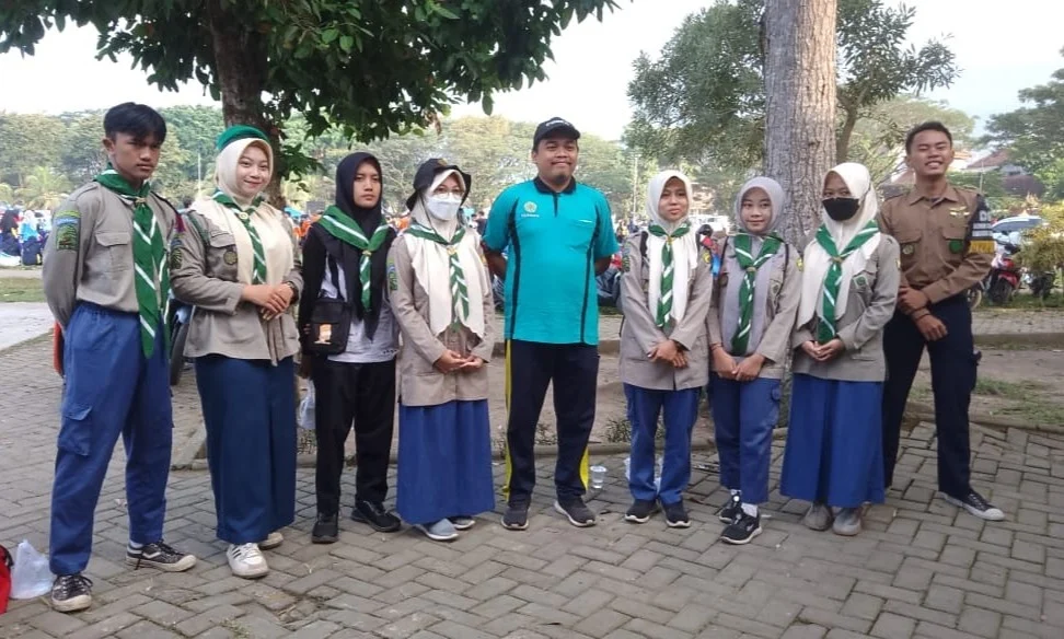 HW dan PMR SMA Muha Berkolaborasi Kawal Pawai Taaruf