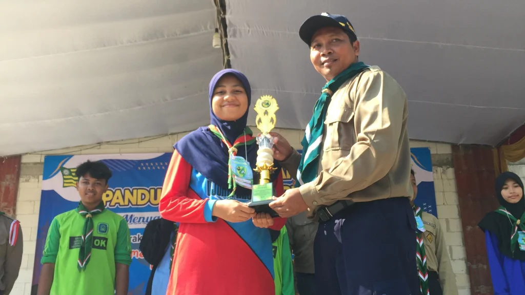 Regu MTsM 3 Ujungpangkah Sabet Juara Pentas Seni di Perkemahan Pandu Pengenal