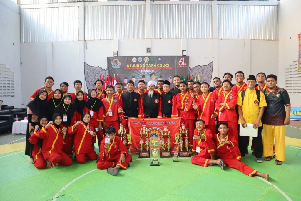 Borong Juara Umum, Tapak Suci Al mizan Raih Piala Bupati