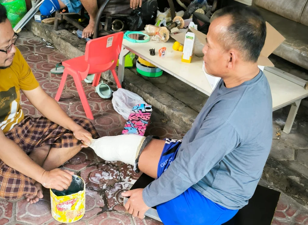Lazismu PDM Lamongan Berikan Bantuan Kaki Palsu