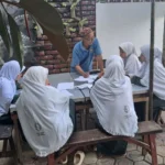 Latih Keterampilan Kaligrafi di Bawah Pohon Mahoni