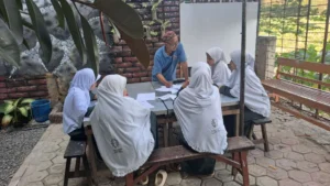 Latih Keterampilan Kaligrafi di Bawah Pohon Mahoni