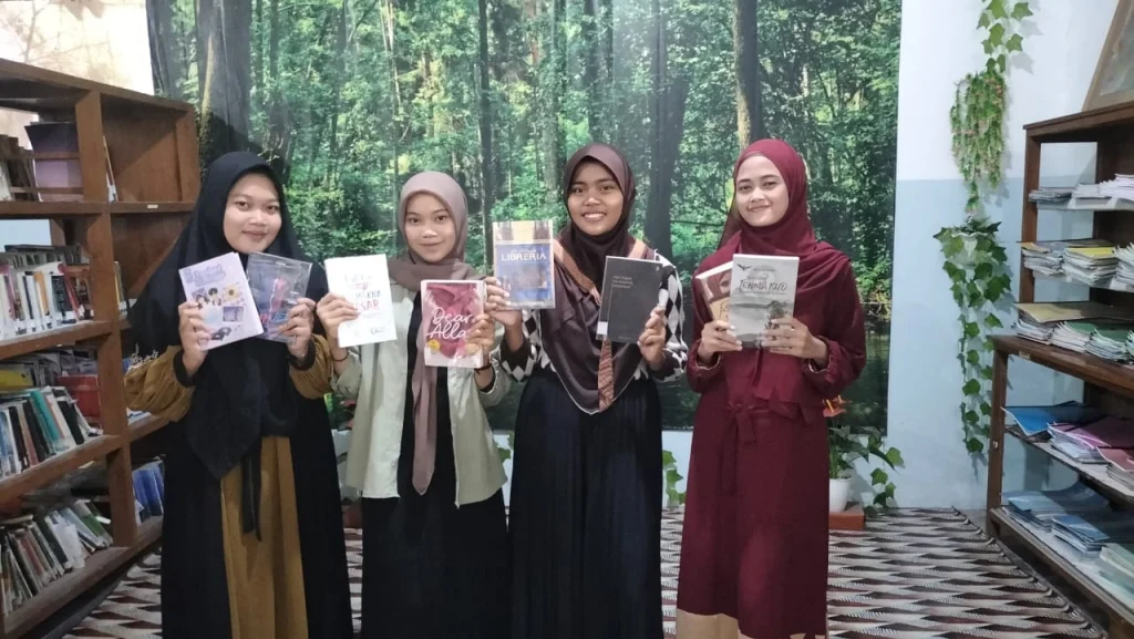 Perpustakaan Smamsi Menerima Sumbangan Buku dari Alumni