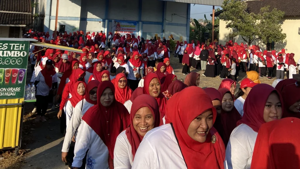 KKNMas Kelompok 72 Ikuti Jalan Sehat Bersama Ratusan Masyarakat Desa Mranggen