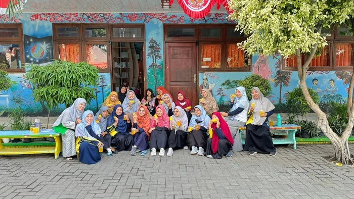 Sabtu Sehat Guru Ikrom, Tersedia Jagung Manis Rebus dan Jamu Sinom