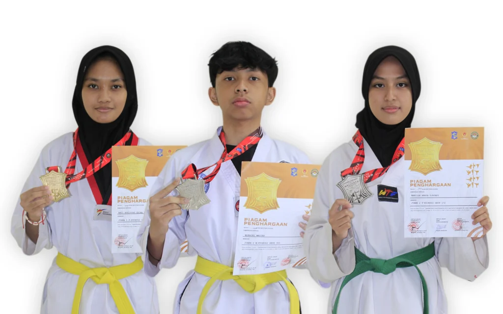 Juara Lagi, Tiga Atlet Taekwondo Smamda Surabaya Sabet 3 Medali