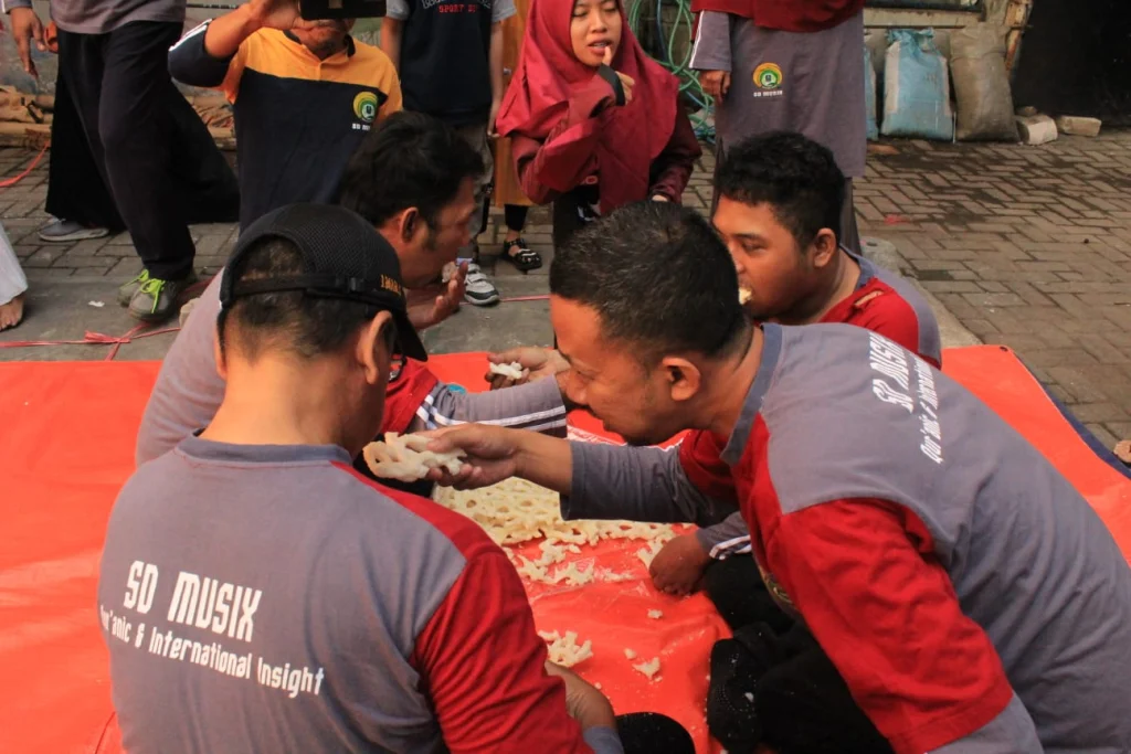 Lomba Makan Kerupuk Jumbo Meriahkan Gebyar Kemerdakaan Indonesia ke-79