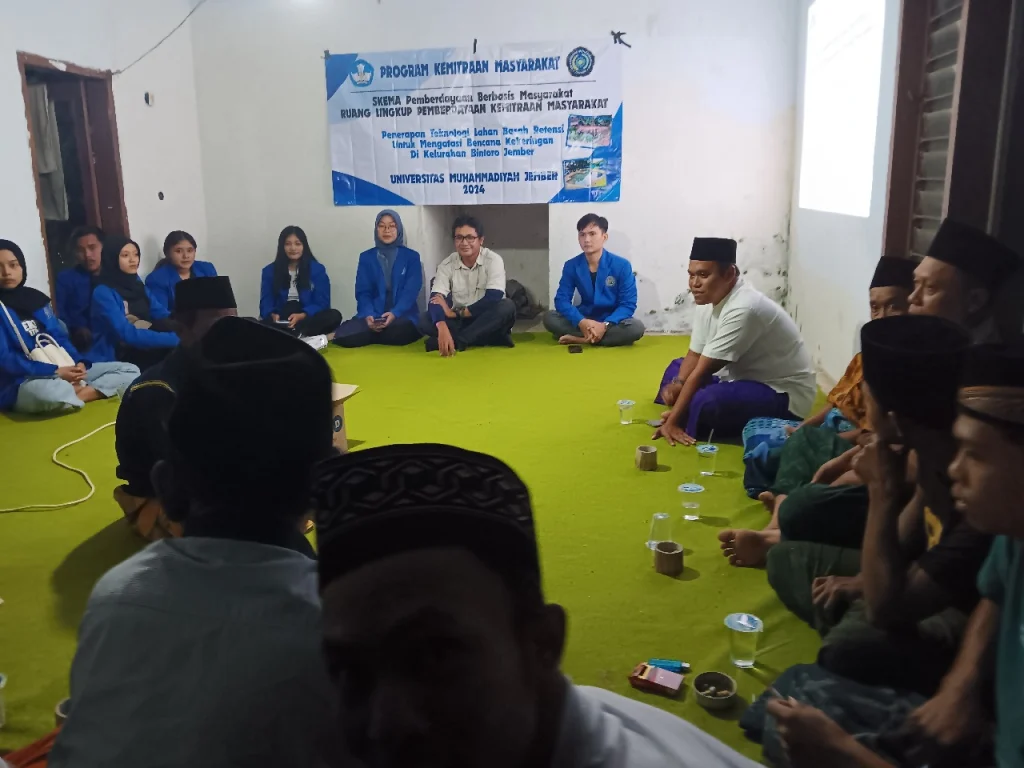 Mahasiswa dan Dosen Unmuh Jember Terjun Atasi Kekeringan di Patrang