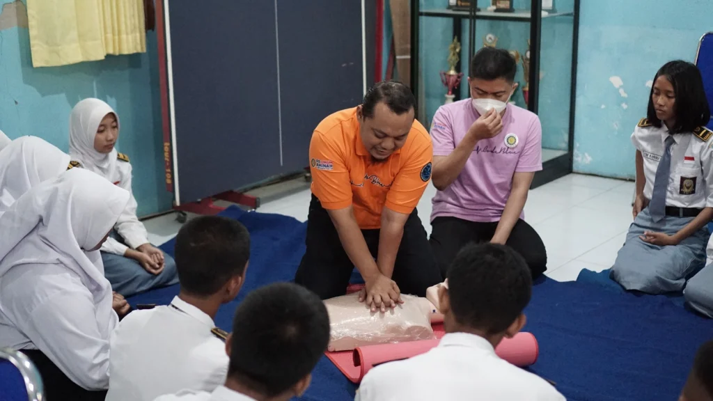 Perkuat Generasi Muda: Baksos Kesehatan RSU Aminah di SMKN 1 Bakung