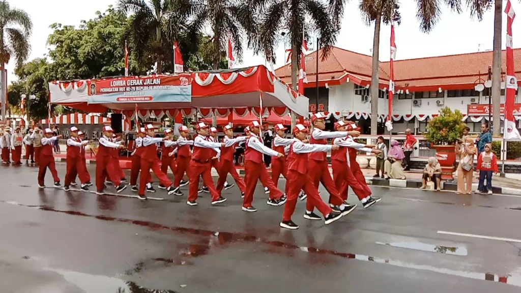 Semangat Siswa SD Muhtar Ikuti Lomba Baris-Berbaris Meski Diguyur Hujan