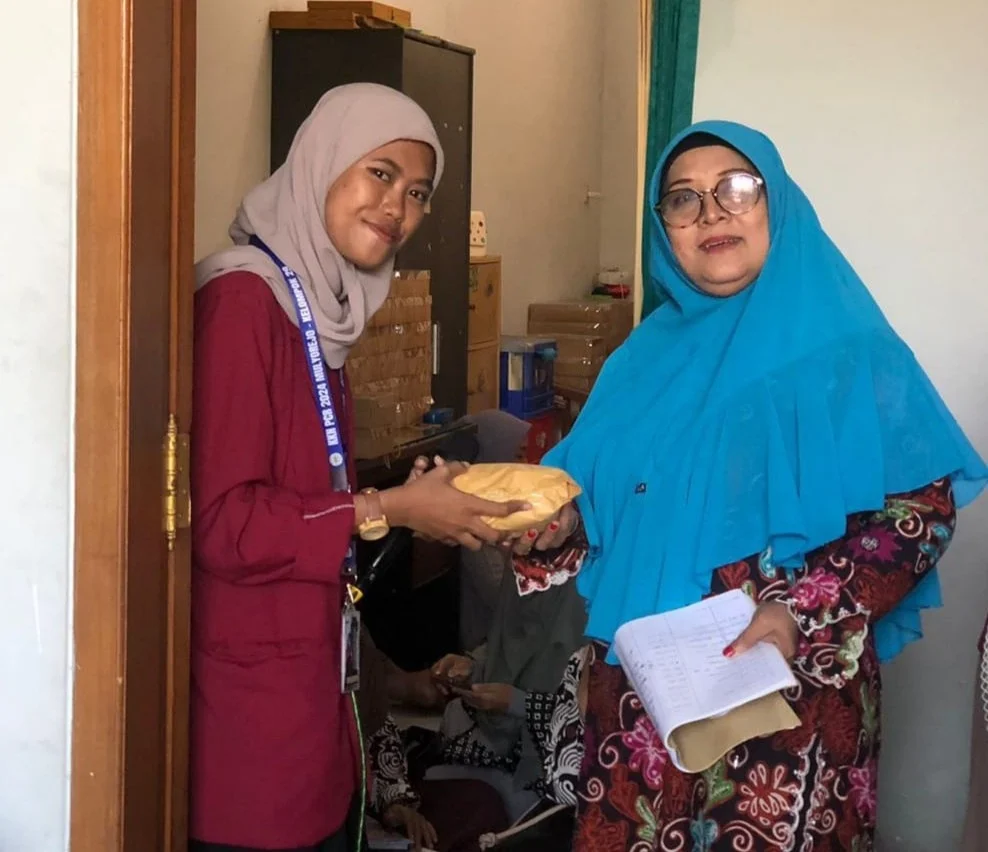 KKN 29 UM Surabaya Gelar Workshop First Aid untuk Ibu-ibu Rumah Tangga