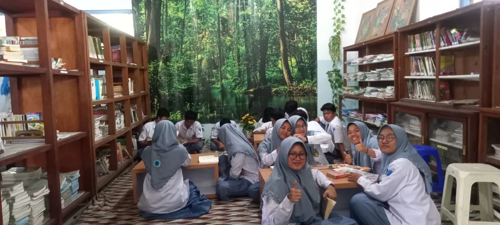 Siswa Smamsi Lakukan Literasi di Perpustakaan