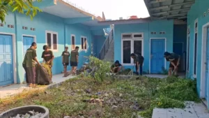Mahasiswa KKN Kelompok 16 UMS Adakan Aksi Bersih Masjid Baitul Ghafar