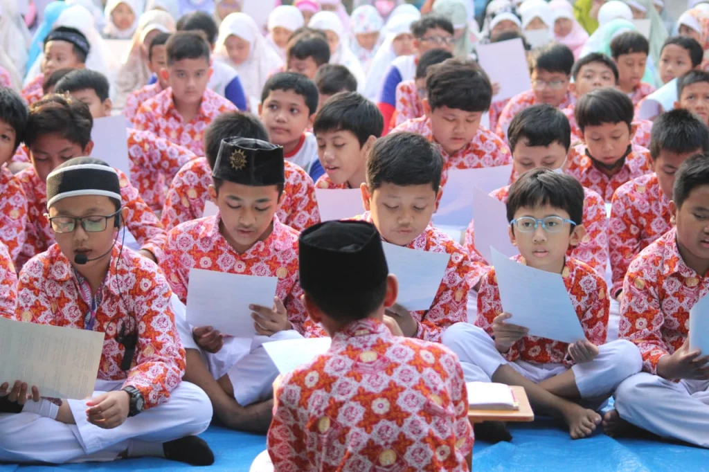 SDM Limas Ajarkan Karakter Filantropi lewat Friday Charity