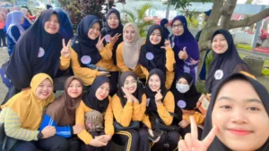 Keseruan Ibu Guru SMK Muda Genteng Raih Juara 3 Lomba Estafet Bola