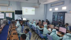 Peringati Kemerdekaan Indonesia, Siswa SDMM Membuat Game Tarik Tambang