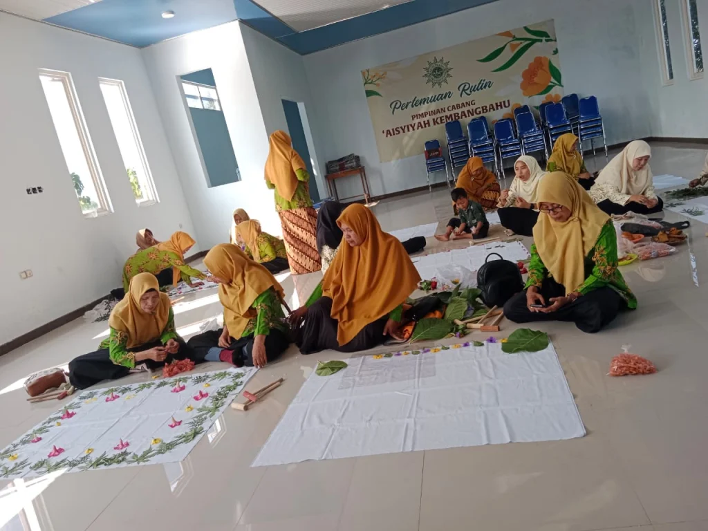 PC ‘Aisyiyah Kembangbahu Gelar Lomba Membuat Batik Ecoprint
