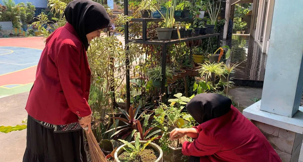 SMP Muhammadiyah 1 Kota Malang  Bangun Kebersamaan Melalui Jumat Bersih
