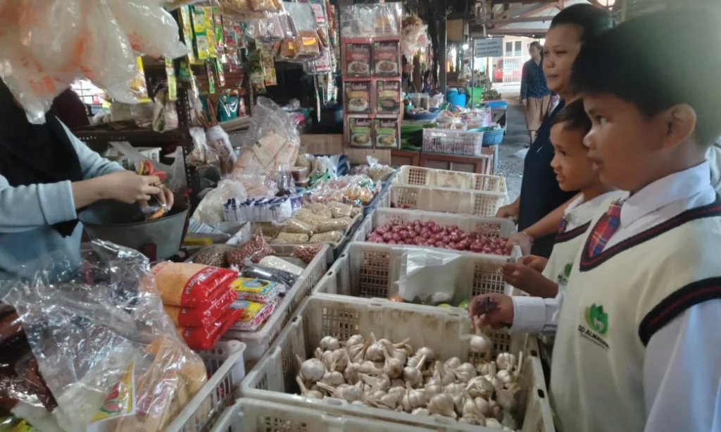Uniknya Belajar Matematika Ala SD Almadany dengan Berbelanja di Pasar