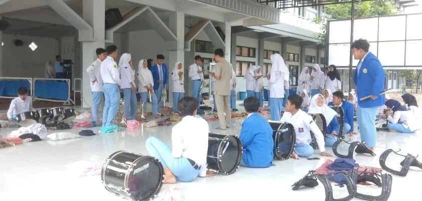 Garap Lagu Sang Surya, Pembina Drumband Manggala Surya Tampak Gemas
