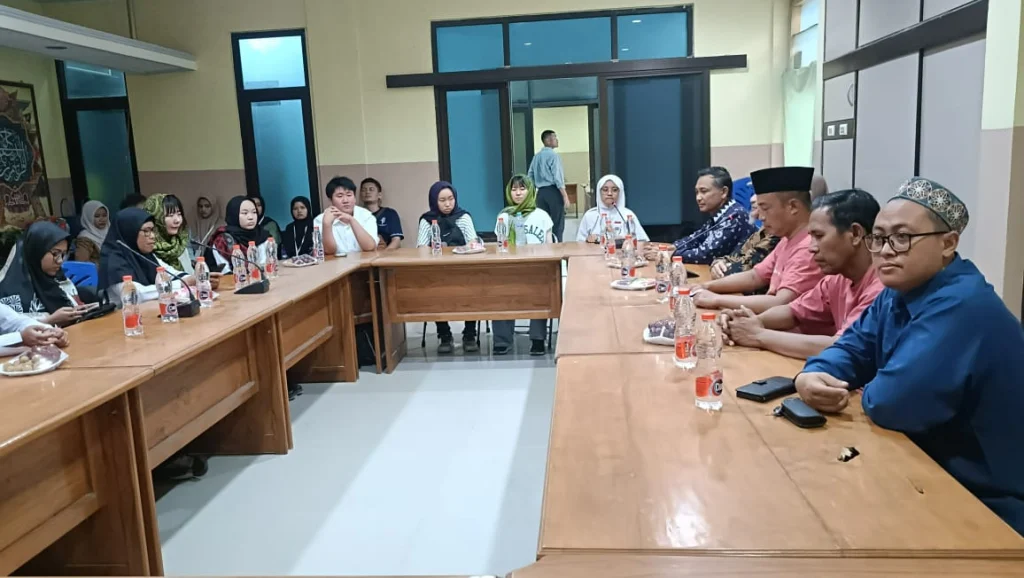 Lima Pelajar Jepang Program 2024 Summer School Kunjungi Pondok Pesantren Karangasem