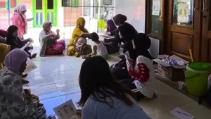 Mahasiswa UMM Edukasi Masyarakat Terkait Pemanfaatan Teh Herbal
