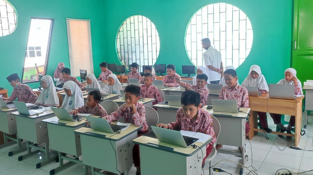 Murid SD Muhtar Uji Coba Tofas Menggunakan Chromebook