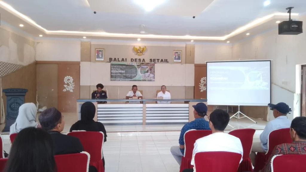 Mahasiswa KKN Unej Kenalkan Produk Kosampah di Desa Setail