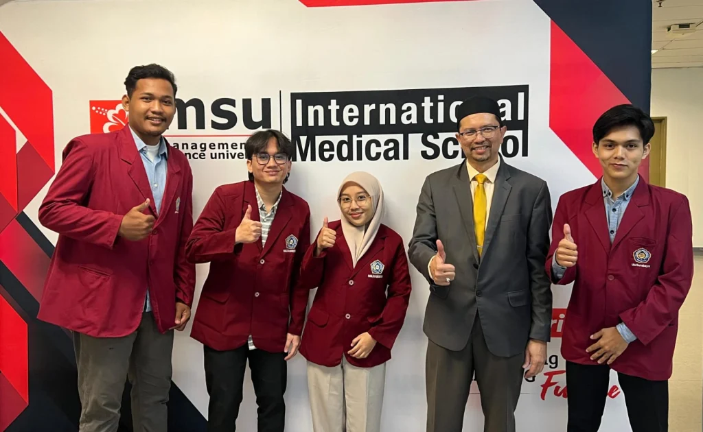 Empat Mahasiswa FK UM Surabaya Ikuti Program Student Mobility di Malaysia