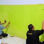 Wujudkan Kebersamaan, MTs Muhsix Mengecat Kelas Bersama