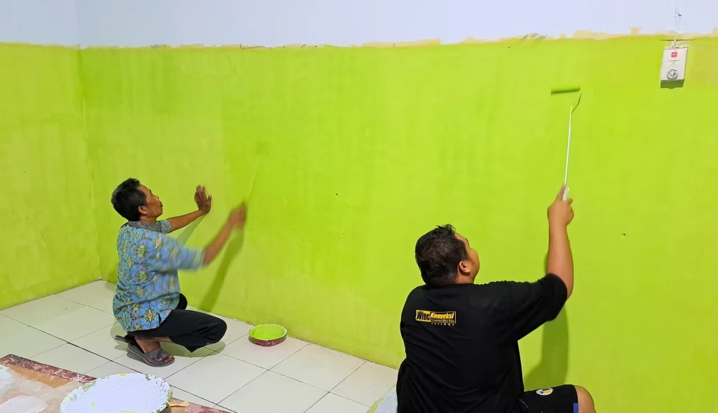 Wujudkan Kebersamaan, MTs Muhsix Mengecat Kelas Bersama