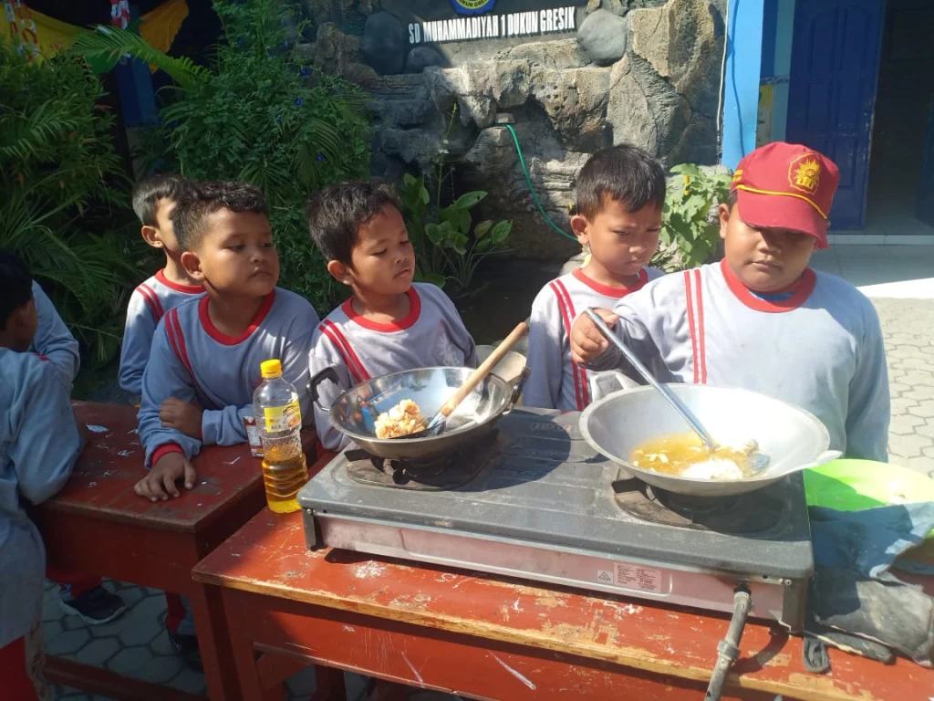 Cooking Class: Sosis Bunga Ala SD MUTU TOPS Dukun