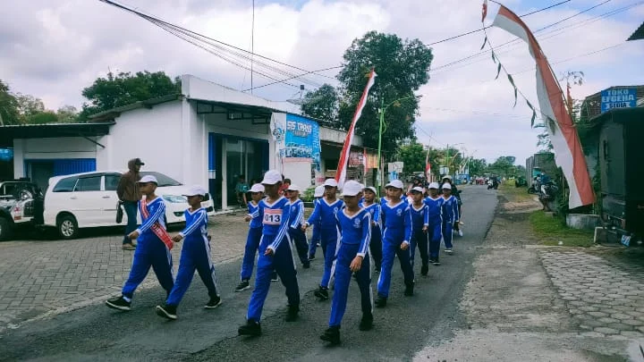Kerapian Barisan Siswa-Siswi SD Mulan Tarik Apresiasi Penonton