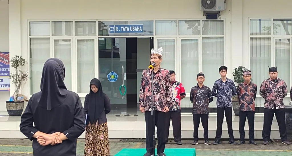 Kenakan Pakaian Adat, Inilah Cara SMK Muda Genteng Laksanakan Upacara HUT Ke-79 RI