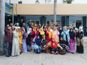 Para Guru dan Karyawan Smamga Jember Kenakan Pakaian Adat di Upacara Peringatan HUT Ke-79 RI