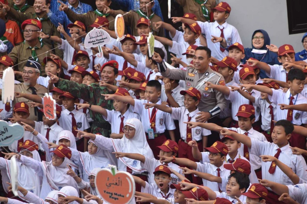 Upacara HUT Ke-79 RI di SD Muhida, Bripka Graita Raga Ajak Para Siswa Jadi Generasi Cerdas