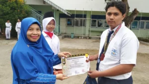 Siswa SMP Muhammadiyah 1 Blitar Terima Perunggu Pencak Silat Saat Upacara Kemerdekaan