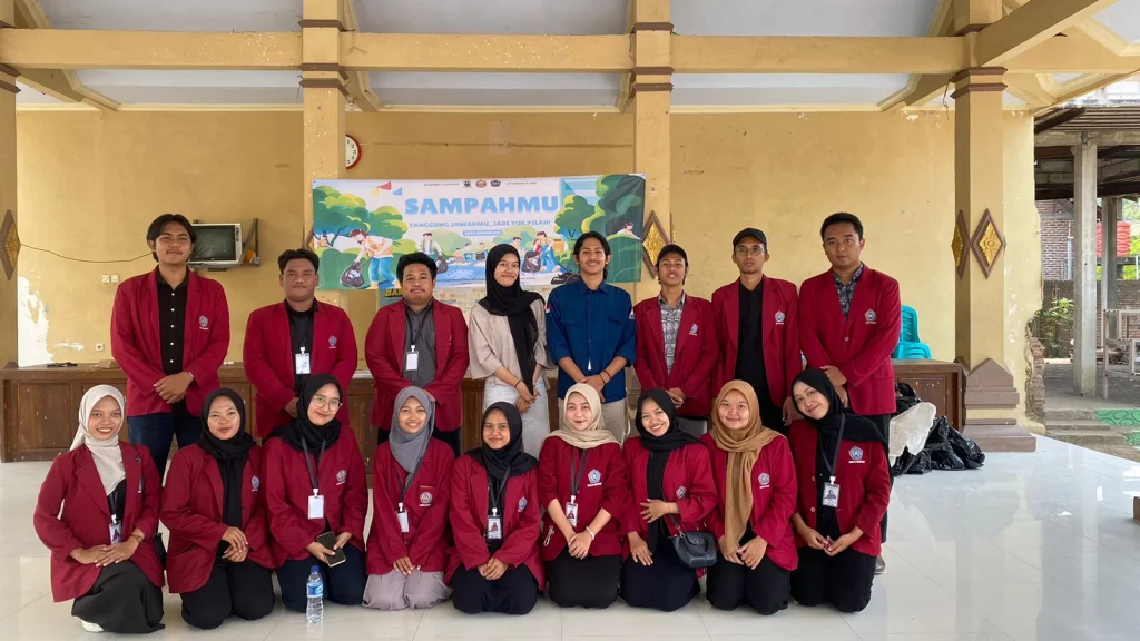 Mahasiswa KKN PCR Kelompok 16 UM Surabaya Gelar Penyuluhan Kebersihan Rumah Tangga di Desa Sumengko