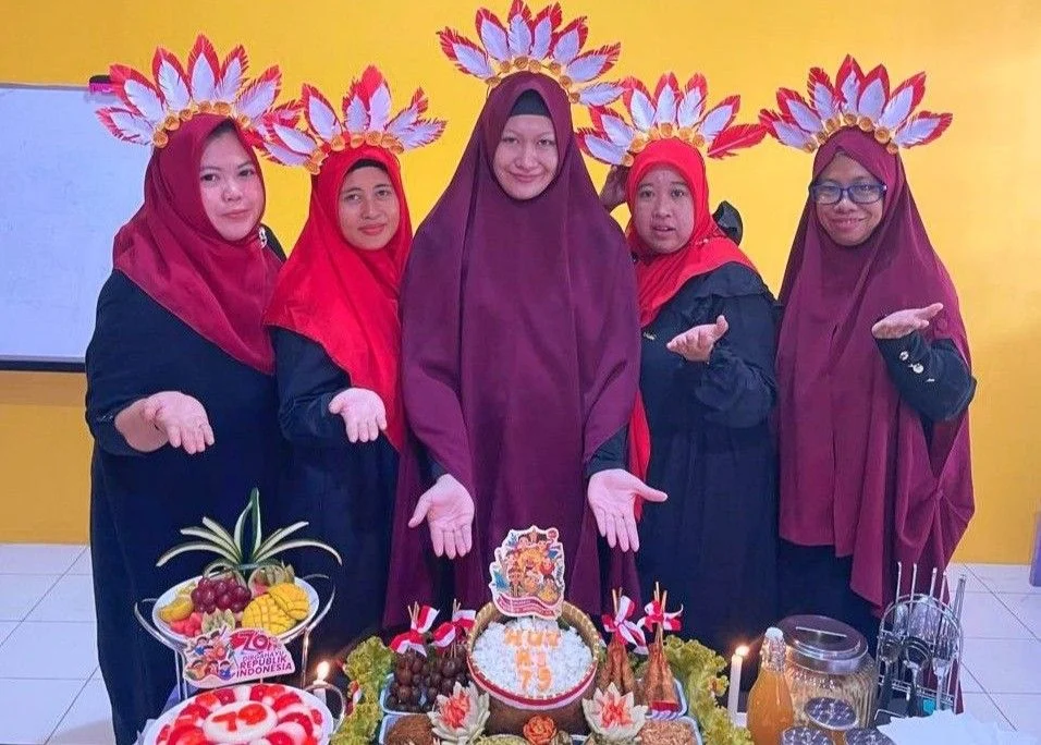 Anak Upacara, Mama Lomba: Wali Murid TK Aisyiyah 40 PPS Gresik Antusias Ikuti Lomba Menghias Nasi